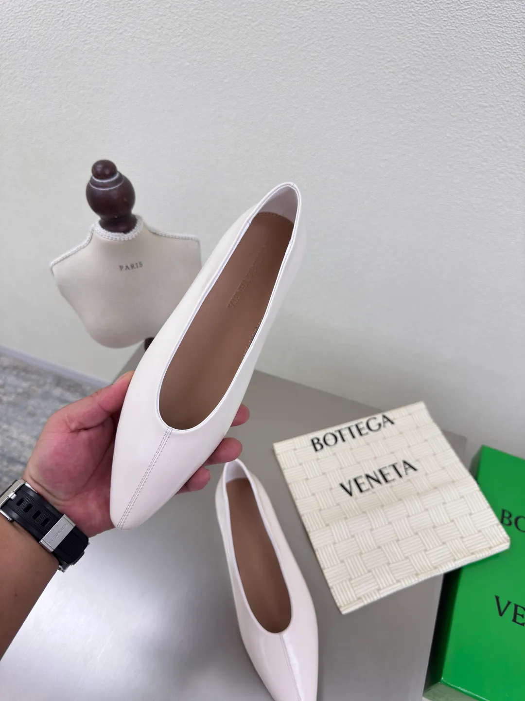 👟👟Ex-factory price 640👟👟 BV women's Sofia ballet shoes leather ballet shoes silver family elements woven series high version small round toe essential for commuting BV early autumn series are so beautiful💯 The use of elegant materials in shoes is intellectual, elegant and capable, full of high-end sense✅The design is beautiful~~ The fabric is made of original consistent lambskin and the shaping technology pursues the perfection of the internal process✅ Heel The foot pads are made of lambskin, never sloppy 🆚Original💯 Outsole technology Brand classic The new season uses Italian genuine leather outsole with clear dyeing technology and rubber square technology 💯 Comfortable and high-end flat design makes travel more comfortable and confident 35 36 37 38 39 40 41 42 (40 41 42 customized code number) Equipped with original packaging Hot glue process logo cloth bag